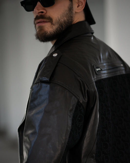 Giacca da motociclista in pelle nera con cintura e lettera in rilievo